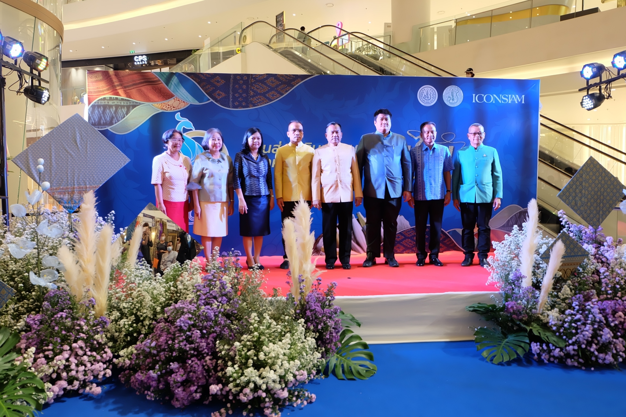title - ส.ป.ก. ร่วมเป็นเกียรติในพิธีเปิดงานส่งเสริมและจำหน่ายสินค้าหม่อนไหมแบบครบวงจร ณ บริเวณเจริญนครฮอลล์ ชั้น M ไอคอนสยาม กรุงเทพฯ